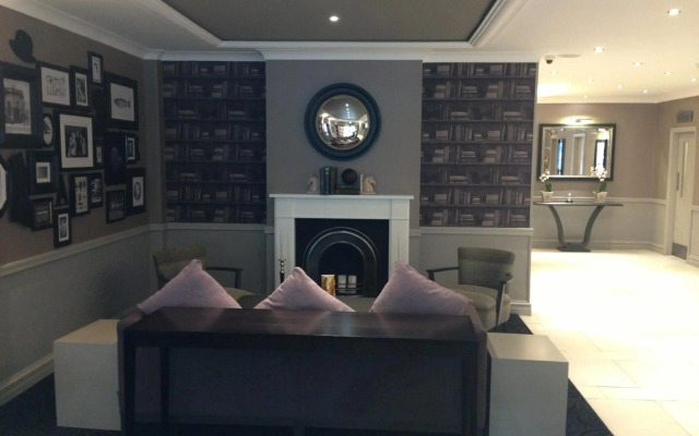 Cresta Court Hotel