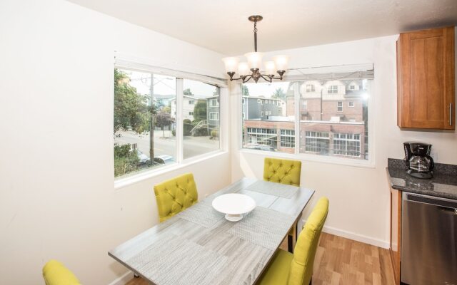 Crockett Rocket - Heart of Seattle - Sleeps 12