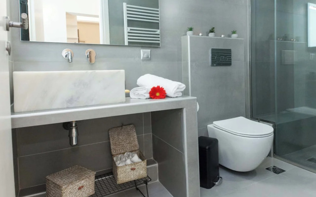 Pireas Jewel New Design Apt w Backyard