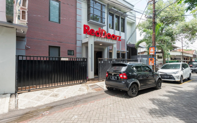RedDoorz near Grand City Mall 2