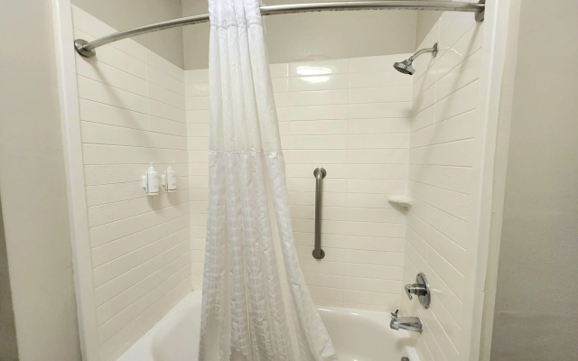 Days Inn & Suites by Wyndham Katy