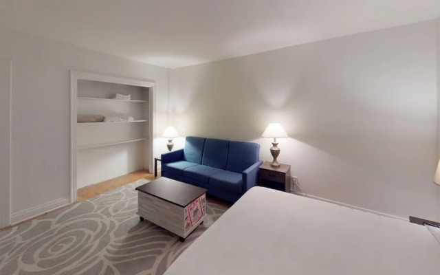 The Lee ApartaHotel