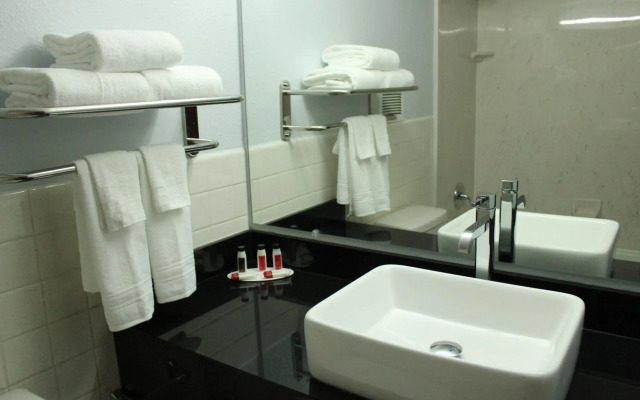 Travelodge by Wyndham Water’s Edge Hotel - Racine
