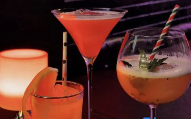 SK Simple Luxury Hotel (Shanghai Xujiahui Gymnasium Subway Station)