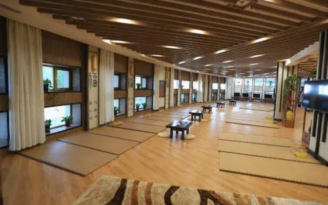 Huanren Longxing International Hotel