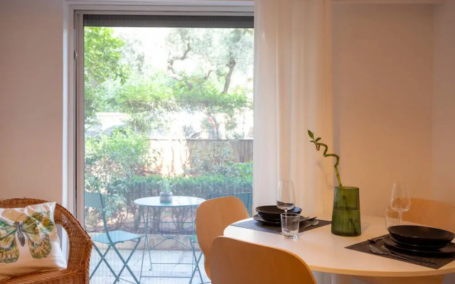 Renovated 2-bedroom Apt Near the Athenian Coast