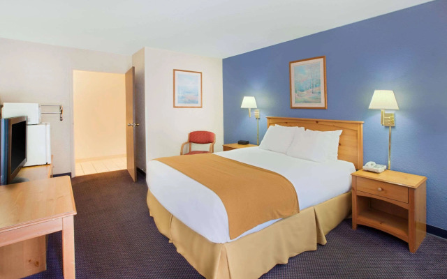 Days Inn by Wyndham Mackinaw City/Bridgeview Area