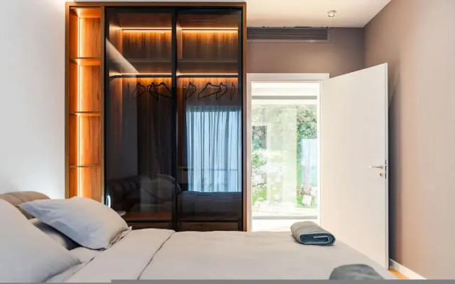 Villa Serenity Luxury Lakeside Manor