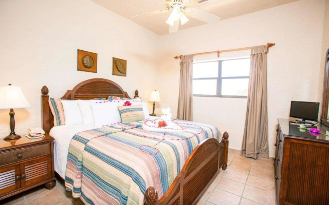 Clarion Suites Roatan at Pineapple Villas