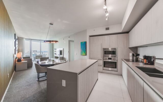 Perfect Beachfront Condo: Comfort & Luxury