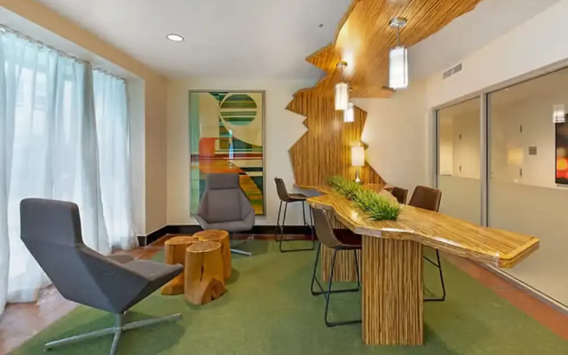 Stylish Getaway W Pool GYM Parking 10 Min to Cedar