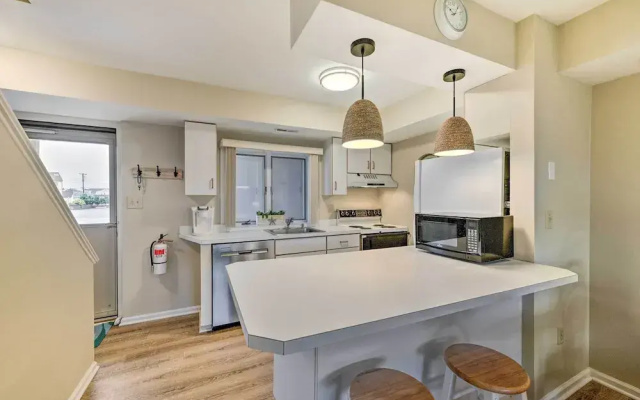 Brigantine Condo w/ Beach Access & Pool Views
