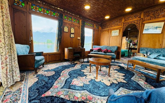 Peacock Houseboats