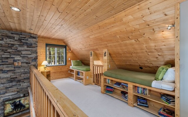 Pine Acres 4 Bedroom Home by NW Comfy Cabins by RedAwning