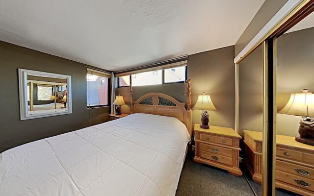 Large Upgraded 4 Bedroom Condo in Mammoth! Easy access To Hot Tubs, Pool, Sauna by RedAwning