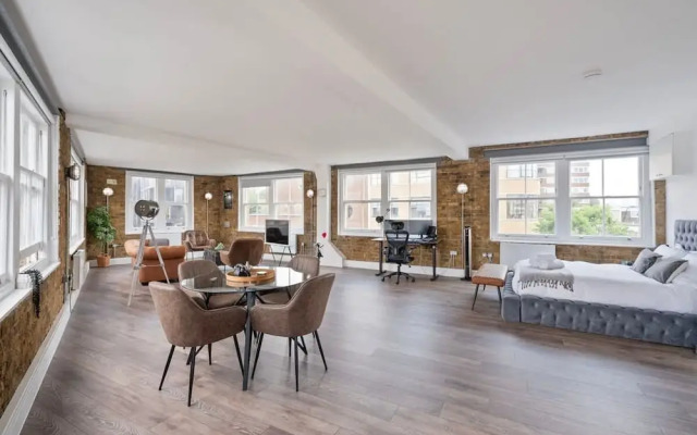Large 1 Bedroom Studio in Old St