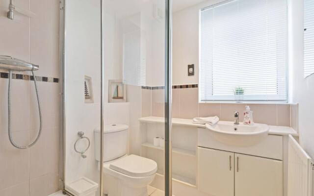 Central Big House | Large Group House | 4 Bedrooms 3 Bathrooms | Roof Terrace | City Centre