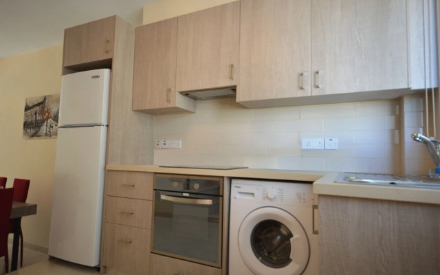 2BR Maisonette Pool - Walk to Beach