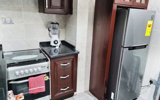 Modern Comfy & Quiet  Close to Highway