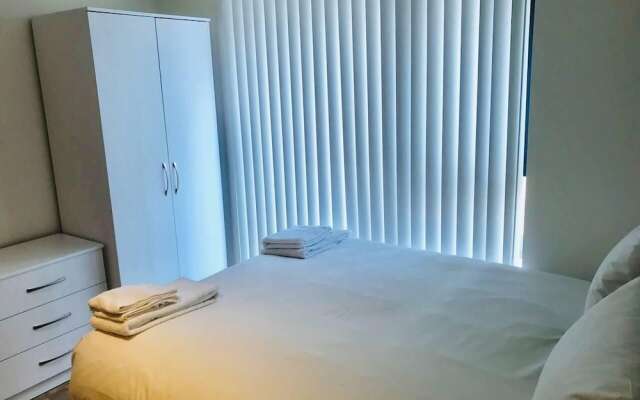 Spacious studio apartment in the heart of Oldham