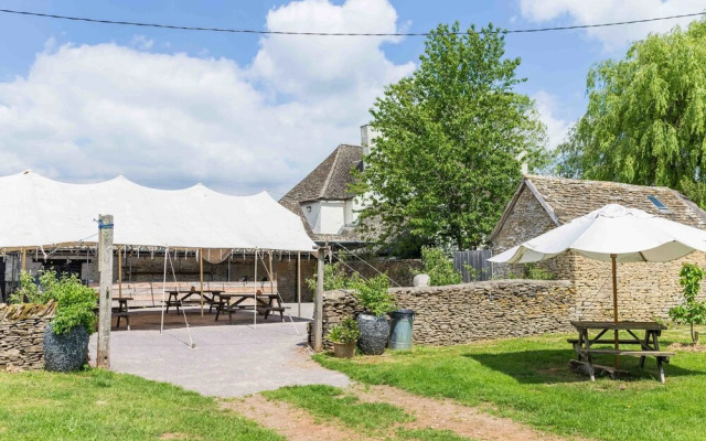 The Holford Arms - Campground