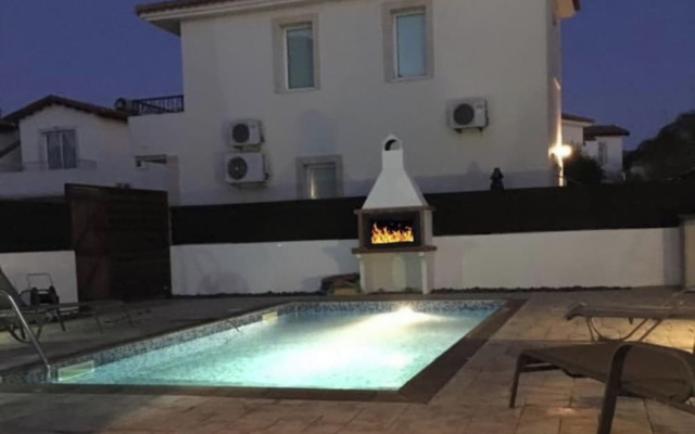 2 bed - Sleeps 6 - Private Pool - 5 Min To Beach