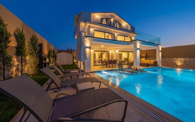 Luxury 4-bed Villa With Private Pool and Jacuzzi