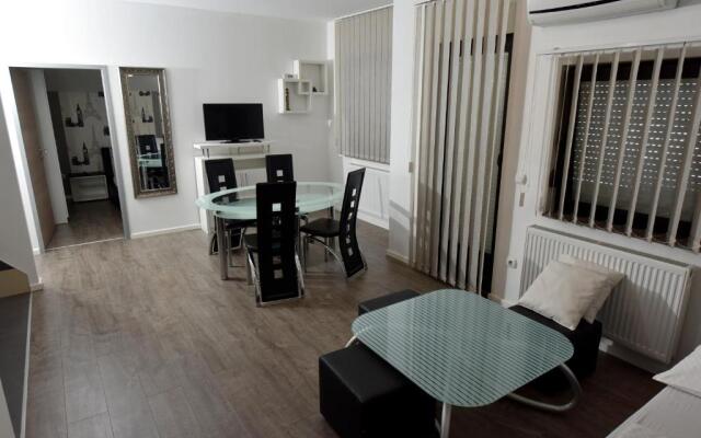 Apartmani i Bungalovi TROJKA