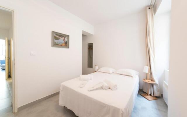 T3 Appartement HYPERCENTRE PROCHE COMMERCE- PARKING - 2 Chambres Wifi Gratuit