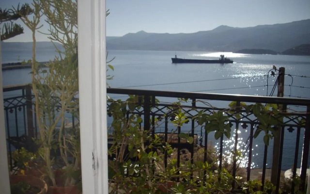 Anna in front of the sea Apartment