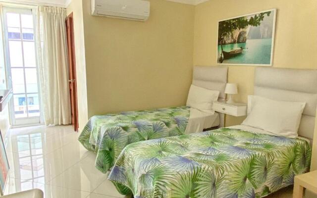 Hotel Shakey