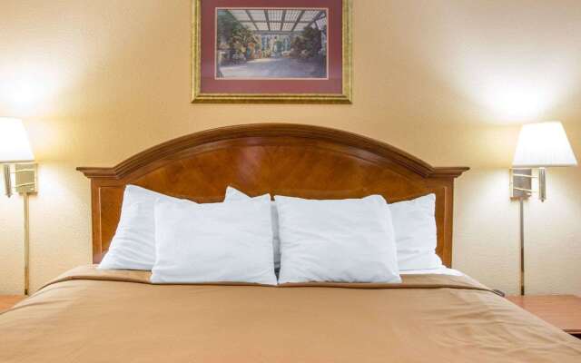 Econo Lodge Inn & Suites Macon