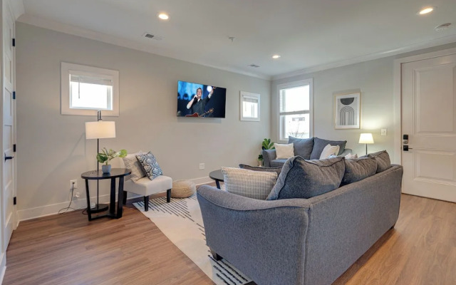 Melrose Melody - 5 Mins to Broadway