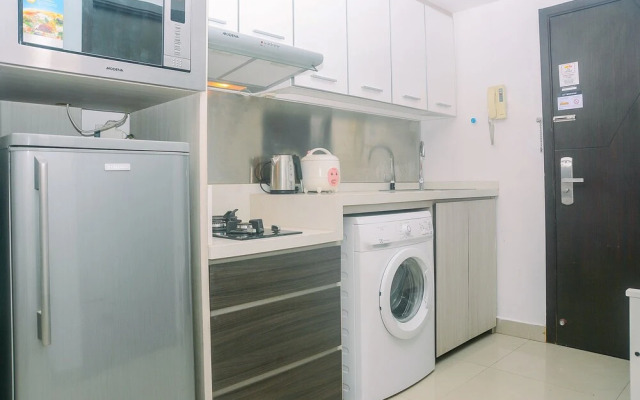 Cozy with Modern Design Studio Apartment at Tamansari The Hive