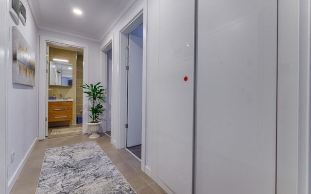 Gorgeous Central 2BR Condo w City Views