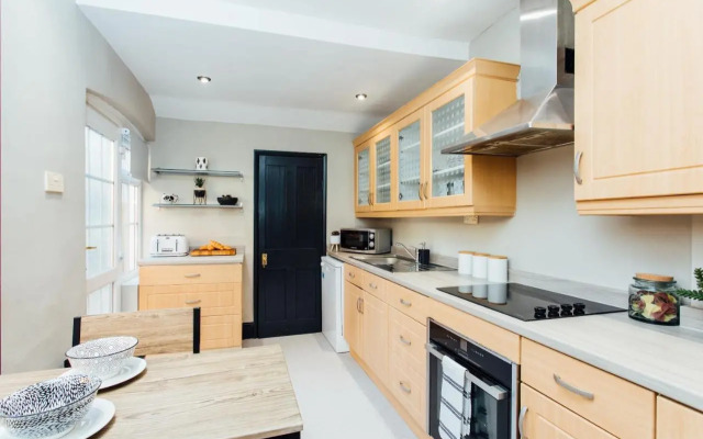 Beautifully Finished Spacious House!