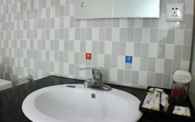 Yizhang Huabiao Hotel