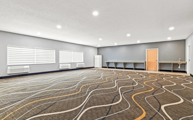Super 8 by Wyndham Osseo WI