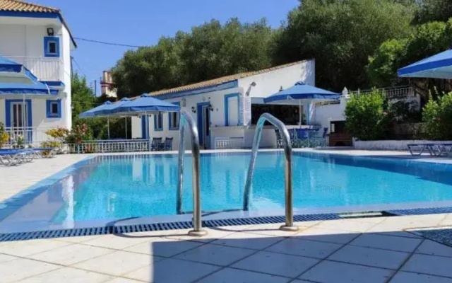 Blue White Hotel Studio Apartments