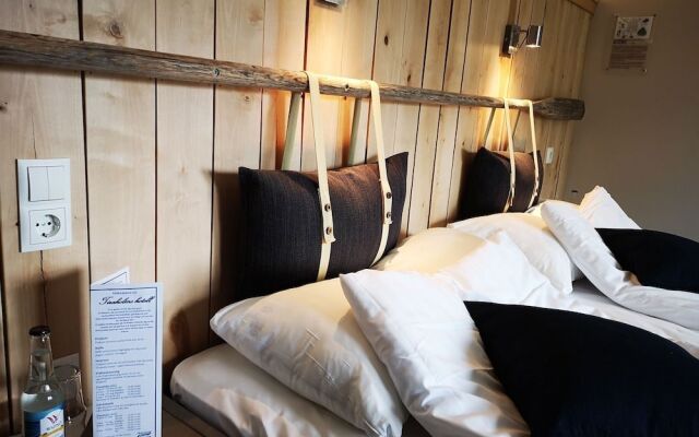 Tiraholms hotell