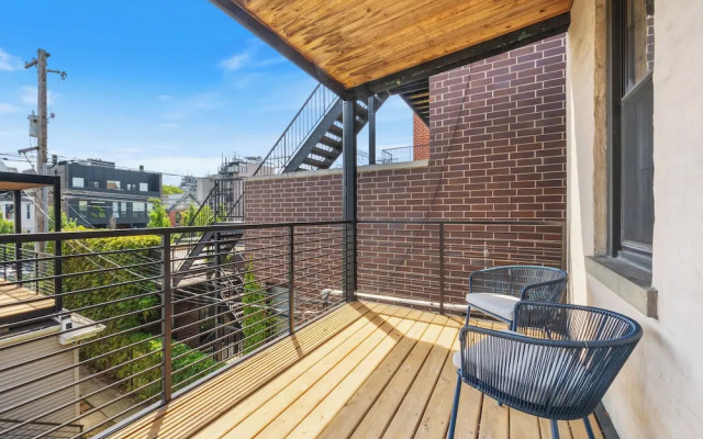 Wrigleyville Suites