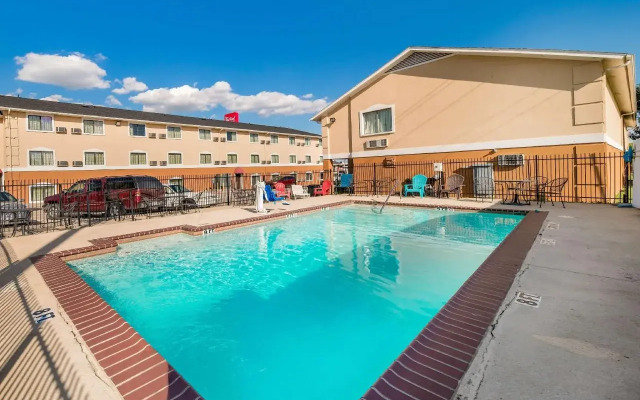 Red Roof Inn & Suites Denton