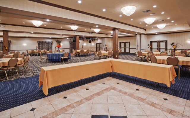 Holiday Inn Express Hotel & Suites Jenks by IHG