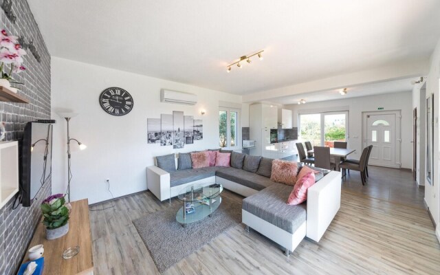 Nice Home in Kastel Stafilic With Wifi and 3 Bedrooms