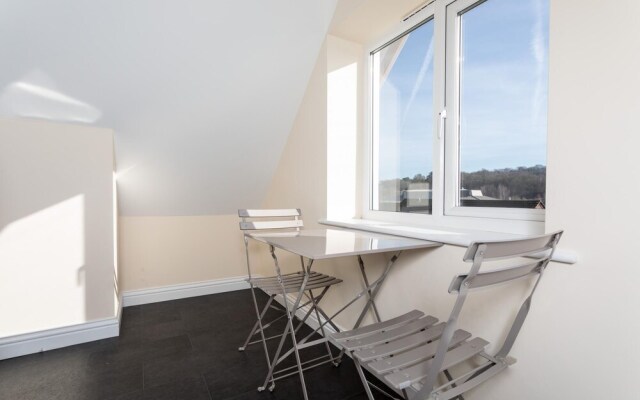 Garland Penthouse- Large 2 bed 2 Bath Self Contained Flat- Close to Shops