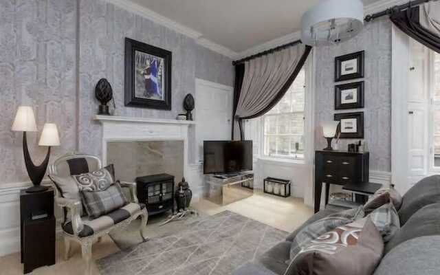 Thistle Street Luxury Apt in the Heart of the City