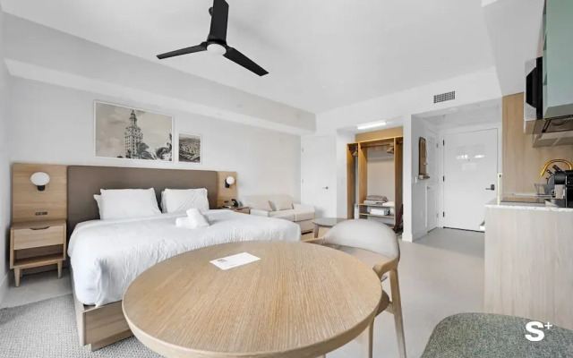 Skyline Chic Downtown Studio Getaway