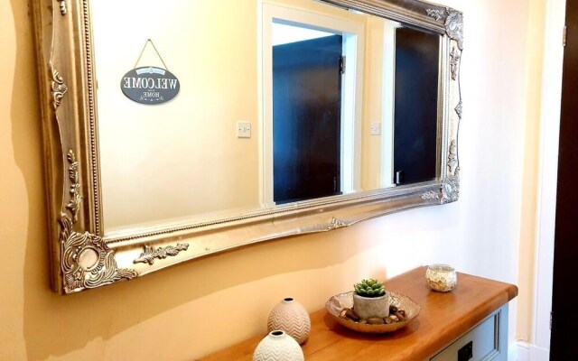 Bright Cosy Flat Close by Tourist Spots