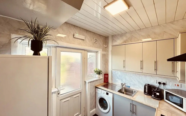 4 Bedroom House, 2 Bathroom-derby-close To Rolls Royce