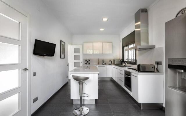 Vila Burriac ,Sunny, Spacious , Private Pool